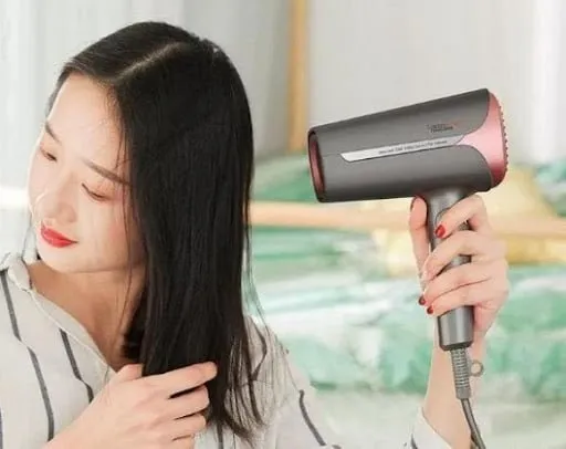 Sử dụng máy sấy tóc ở nhiệt độ phù hợp để bảo vệ cấu trúc tóc ngắn