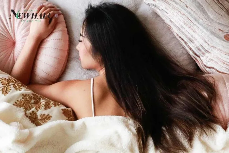 Không buộc tóc hoặc bới tóc khi đi ngủ