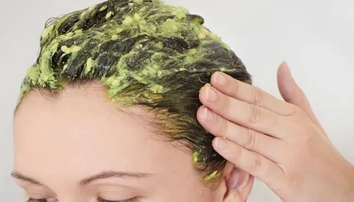 Dùng các loại mặt nạ tóc giàu dưỡng chất từ thiên nhiên như dầu oliu để dưỡng ẩm chuyên sâu cho tóc