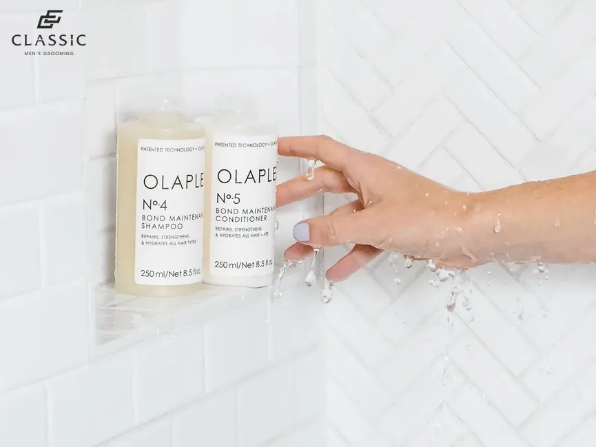 Người đàn ông đang vuốt tóc uốn bồng bềnh sau khi sử dụng sản phẩm chăm sóc