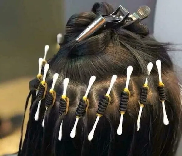 Sau khi uốn tóc nam ngắn, không nên gội đầu ngay và cần sử dụng các sản phẩm chăm sóc tóc chuyên biệt để bảo vệ lọn uốn