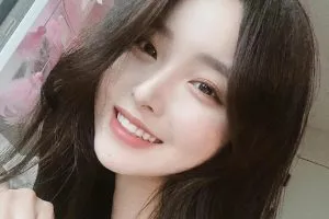 Màu nâu đen là lựa chọn an toàn tuyệt đối, rất khó phân biệt với tóc tự nhiên