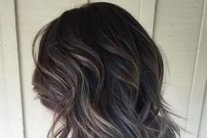 Nhuộm tóc màu nâu khói là lựa chọn cân bằng, trầm lắng trong nhà và nổi bật ngoài nắng