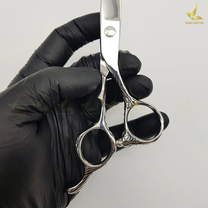 Tay cầm Crane với thiết kế nghiêng giúp giảm lực căng lên ngón cái, cánh tay và vai