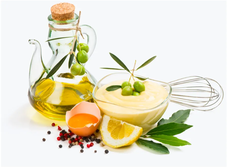 Hình ảnh hai quả trứng gà và một chai dầu ô liu, các thành phần tự nhiên để tạo mặt nạ làm mượt tóc