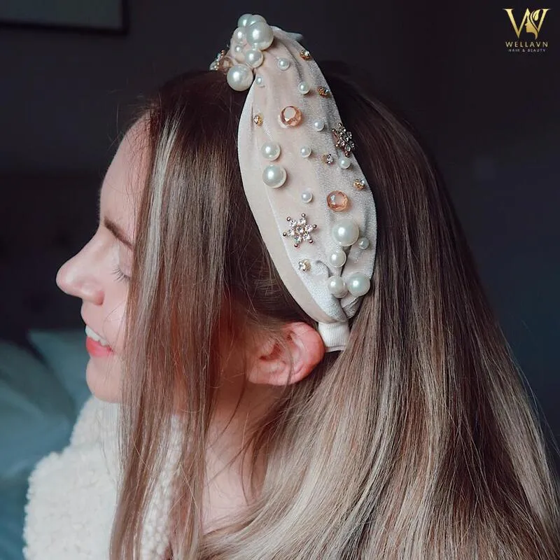 cách cột tóc duỗi: Kết hợp cột tóc với băng đô dễ thương