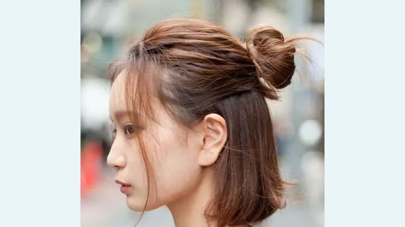 Người mẫu tóc ngắn ngang vai cột nửa đầu búi củ tỏi cao sành điệu