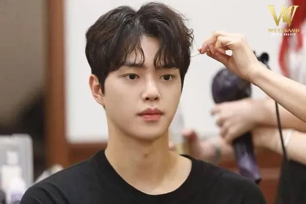 Người mẫu nam có mái tóc hai mái layer dài, phần mái được tạo kiểu lượn sóng nhẹ nhàng