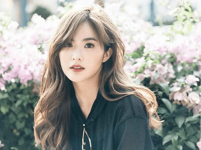 Tỉa tóc mái đúng kỹ thuật là một trong những cách để tóc mái dài nhanh hơn