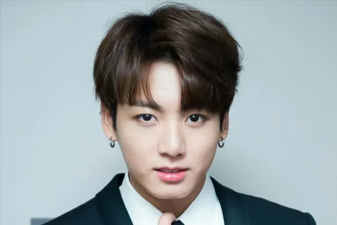 Định hình khuôn mặt để chọn kiểu rẽ ngôi khoe điểm mạnh, đồng thời che đi những khuyết điểm không mong muốn.