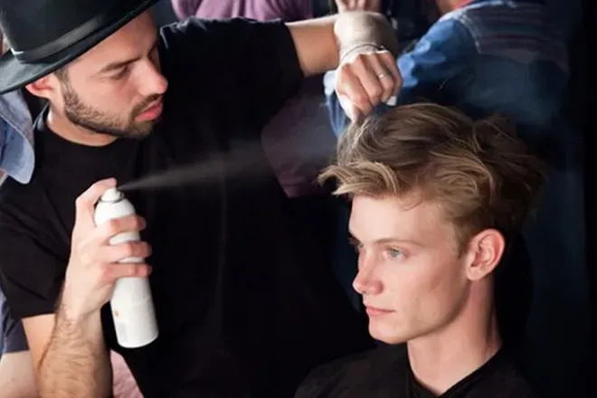 Sản phẩm hỗ trợ giữ nếp tốt là yếu tố cần thiết cho các kiểu tóc phức tạp hoặc tóc rẽ ngôi, giúp duy trì form dáng cả ngày dài.