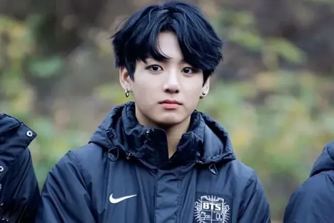 Kiểu rẽ ngôi xoăn ngắn Side Part Hàn Quốc, được nhiều sao nam yêu thích, là lựa chọn thông minh cho mặt hơi tròn trịa.