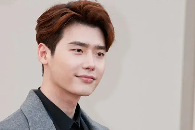 Kiểu rẽ ngôi lệch trung bình mang nét đẹp lịch lãm, phong độ cho phái mạnh, dễ dàng thực hiện hàng ngày.