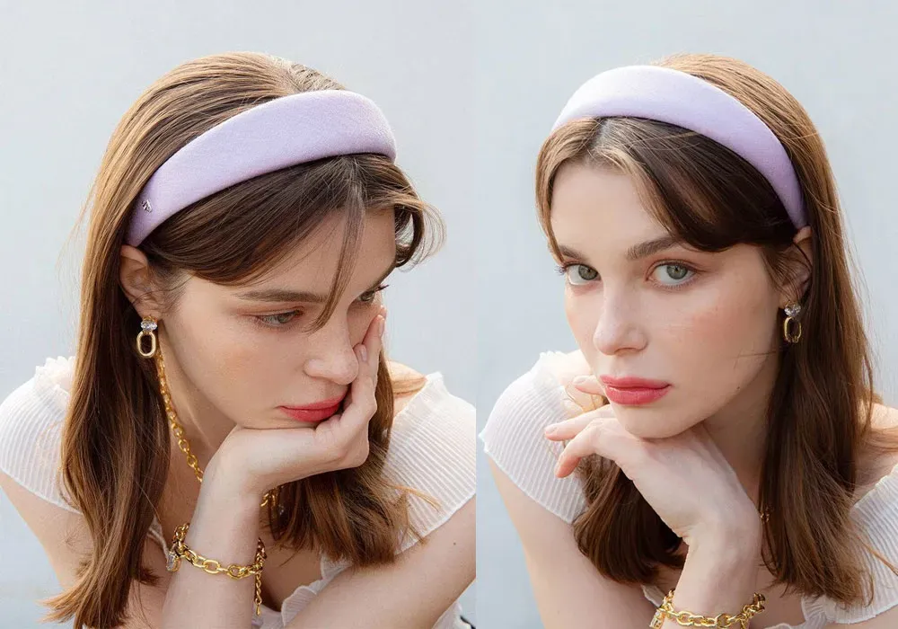 Cô gái tóc ngắn xinh đẹp đang đeo bờm kim loại mảnh cố định phần tóc mái