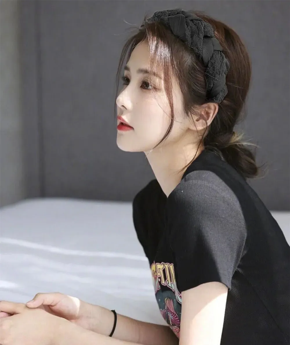 Bờm tóc chất liệu vải mềm có hoa văn nhẹ nhàng tạo điểm nhấn cho tóc ngắn