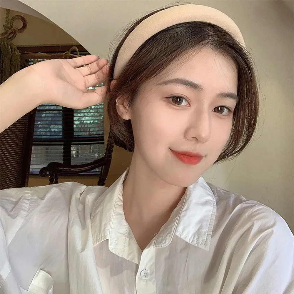 Kiểu tóc bob uốn cụp kết hợp với bờm tóc màu đen tạo nét thanh lịch