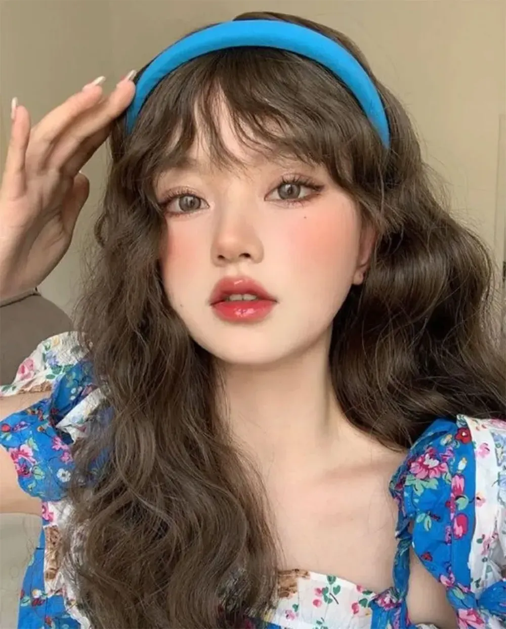 Cô gái tạo kiểu tóc ngắn hippie kết hợp bờm vải thổ cẩm mang phong cách phóng khoáng