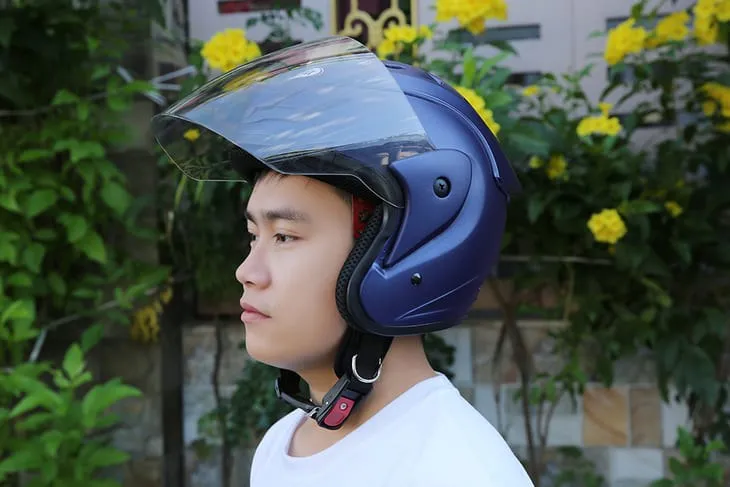 Đội mũ theo hướng vuốt tóc để giữ nếp tóc mái