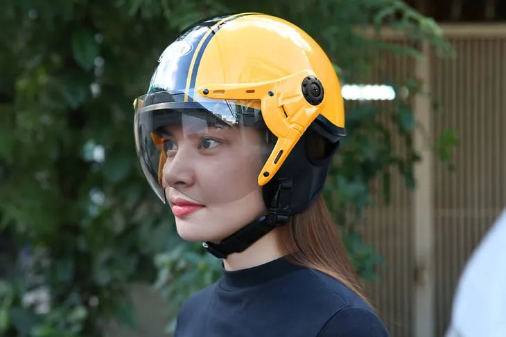 Vuốt phần tóc mái về phía sau để tránh hiện tượng tóc mái bị xẹp sau khi tháo mũ 1/2 size L Asia MT-114KC đen vàng