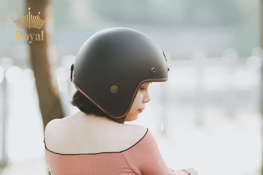 Có nhiều nguyên nhân khiến tóc bị xẹp khi đội mũ bảo hiểm, đặc biệt với nam giới