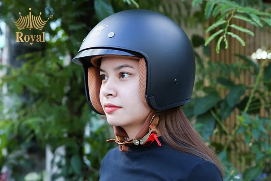 Các bước chăm sóc và tạo kiểu tóc nữ giới khi đội mũ bảo hiểm (ảnh tham khảo)