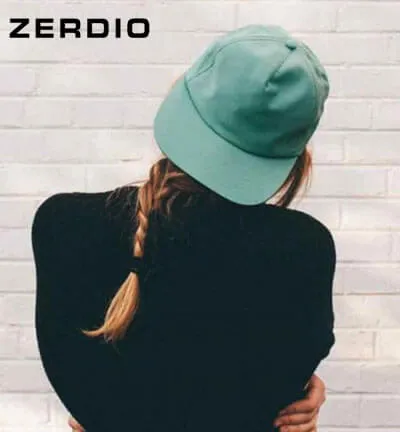 Tóc tết phía sau đội mũ lưỡi trai