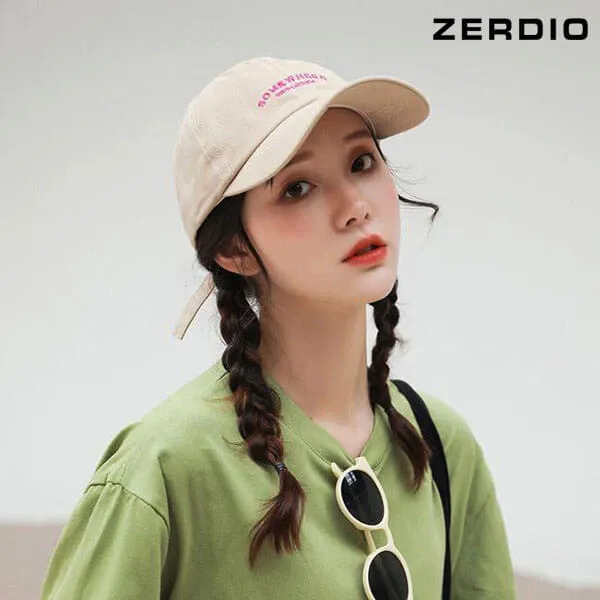 Cách đội mũ lưỡi trai không bị xẹp tóc mái nữ