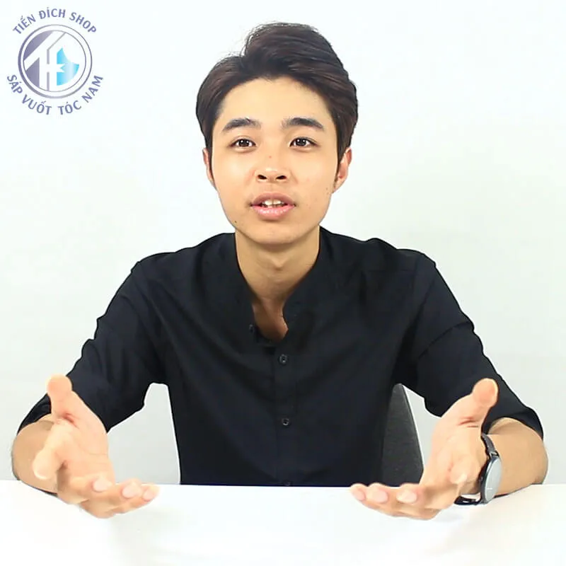 Người mẫu nam đang sấy tóc bằng máy sấy chuyên dụng với đầu tập trung gió và lược tạo kiểu