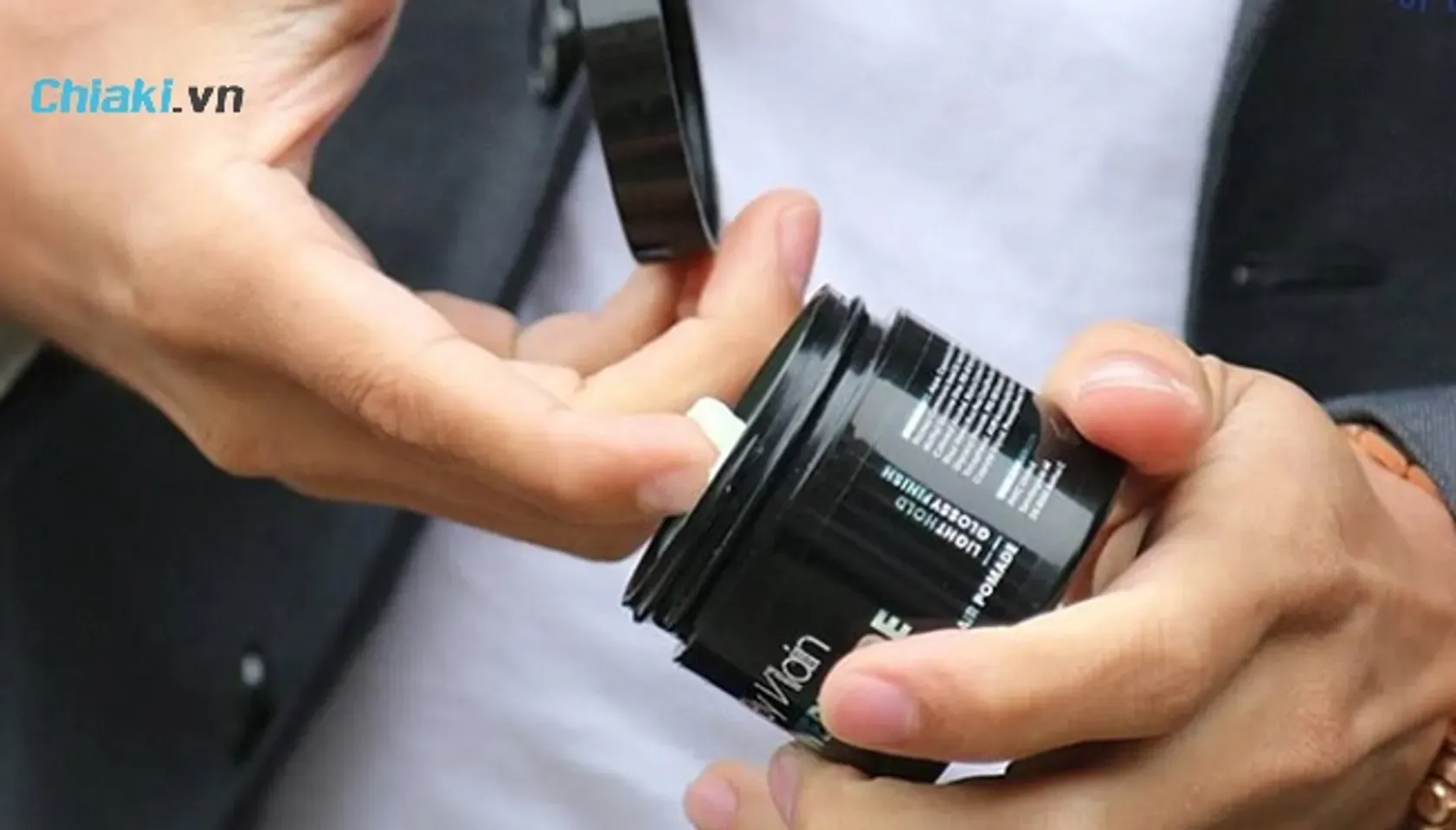 Chọn sáp vuốt tóc từ thương hiệu uy tín và đã qua kiểm định để đảm bảo an toàn cho tóc và da đầu