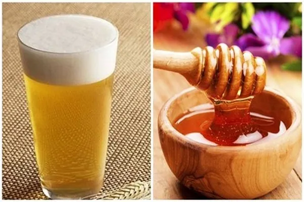 Hình ảnh mật ong nguyên chất và bia, hai nguyên liệu kết hợp theo cách dùng bia ủ tóc giúp tóc bóng mượt tự nhiên.