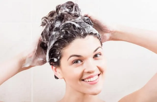 Chăm sóc tóc nhuộm sau gội đầu bằng dầu gội chuyên dụng, cách giữ màu tóc nhuộm bền lâu