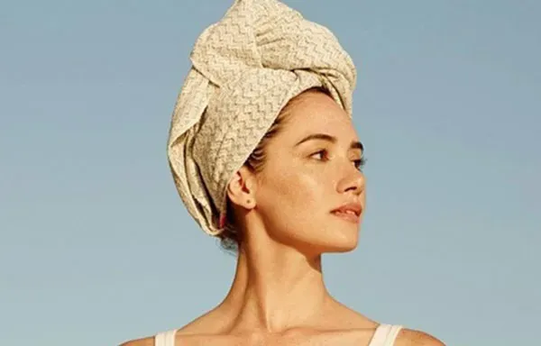 Dùng khăn vải thun làm khô tóc uốn thay cho khăn bông
