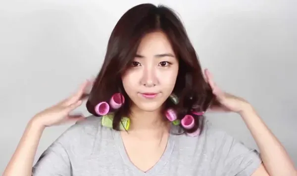 Dùng lô cuốn mềm để cố định lọn tóc uốn qua đêm