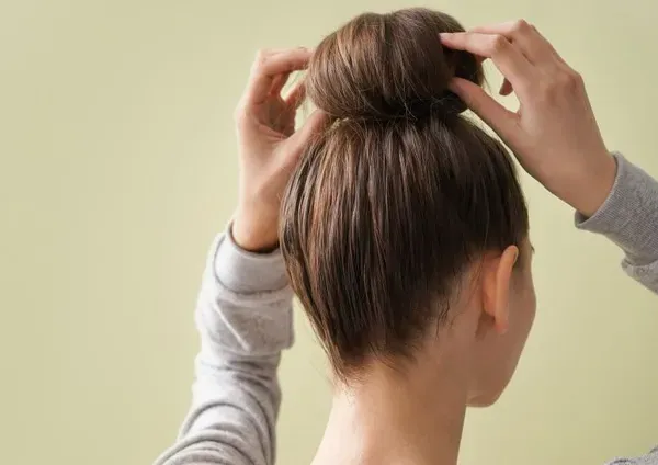 Kỹ thuật bím dứa (pineapple) để bảo vệ lọn tóc uốn