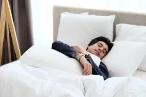 Bề mặt trơn của gối satin hoặc lụa giúp giảm ma sát, bảo vệ nếp và độ ẩm cho tóc nam giới