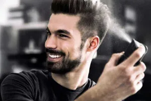 Xịt hoặc thoa tinh dầu dưỡng tóc trước khi ngủ giúp cung cấp độ ẩm, giữ cho sợi tóc mềm mượt và vào nếp