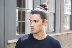 Búi lỏng tóc trên đỉnh đầu là phương pháp hiệu quả nhất để giữ các lọn tóc xoăn hoặc dài không bị đè và mất nếp khi ngủ