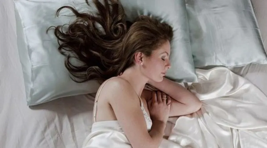 Sử dụng lô cuốn xốp để giữ nếp tóc uốn khi đi ngủ