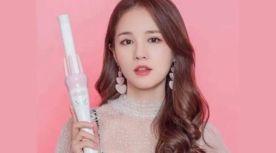 Áp dụng gel giữ nếp tóc xoăn để định hình lọn tóc sau khi uốn