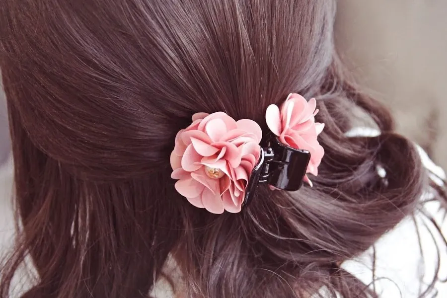 Giữ nếp tóc xoăn cuốn hút giúp bạn có vẻ ngoài quyến rũ và đầy sức sống