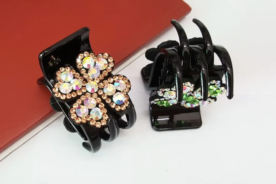 Giữ nếp tóc xoăn bền đẹp, bồng bềnh suốt cả ngày với kẹp càng cua