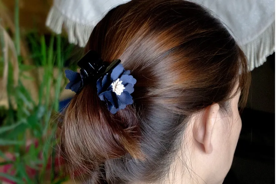 Việc giữ nếp tóc xoăn hoàn hảo bằng kẹp càng cua không còn là thách thức