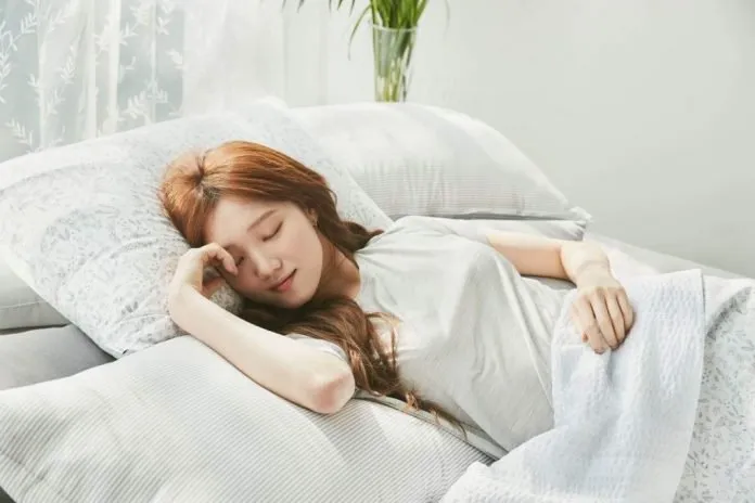 Cách làm tóc búi dứa giúp giữ nếp uốn khi ngủ hiệu quả