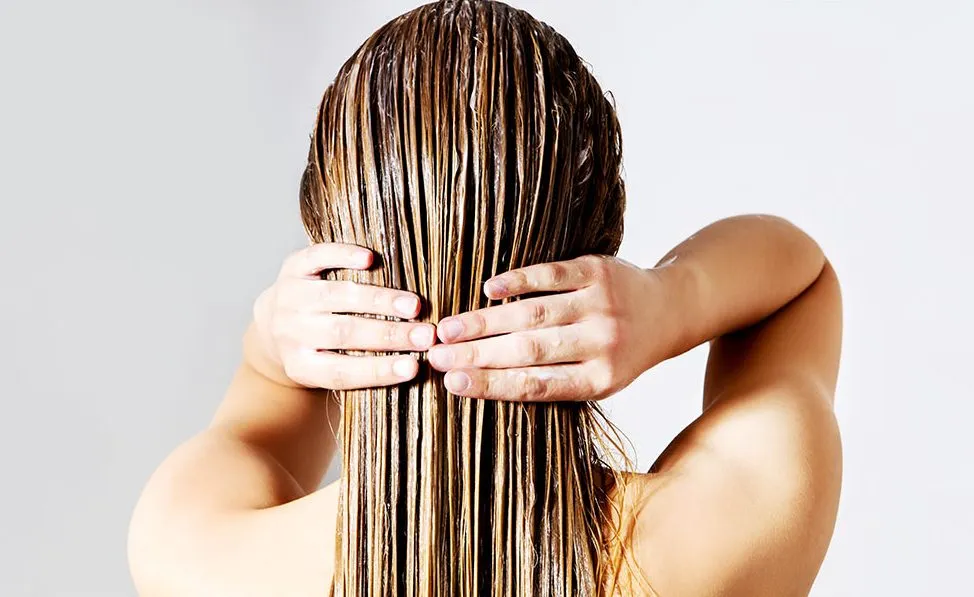 Ủ tóc hàng tuần giúp nếp tóc giữ được lâu hơn và mềm mượt hơn