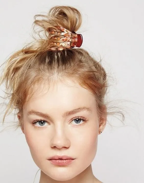 Cuộn tóc ngang đầu bằng kẹp càng cua để tạo kiểu tóc xoăn sóng lơi tự nhiên tại nhà