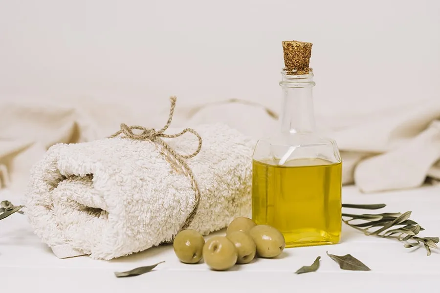 Thoa dầu ô liu lên tóc mái giúp tóc được dưỡng ẩm sâu, giảm hư tổn