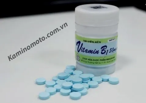 Các viên vitamin B1 chuẩn bị được nghiền và pha loãng theo cách gội đầu bằng b1 cho tóc nhanh dài