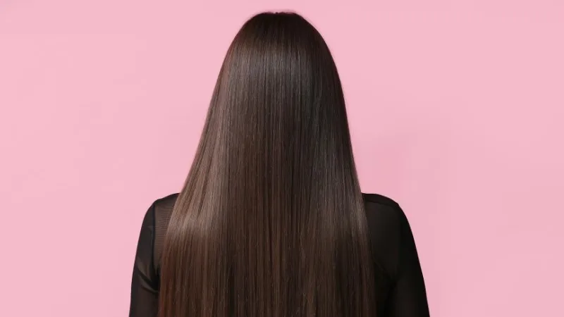 Tóc đen bóng mượt sau khi sử dụng cách trị rụng tóc bằng bồ kết