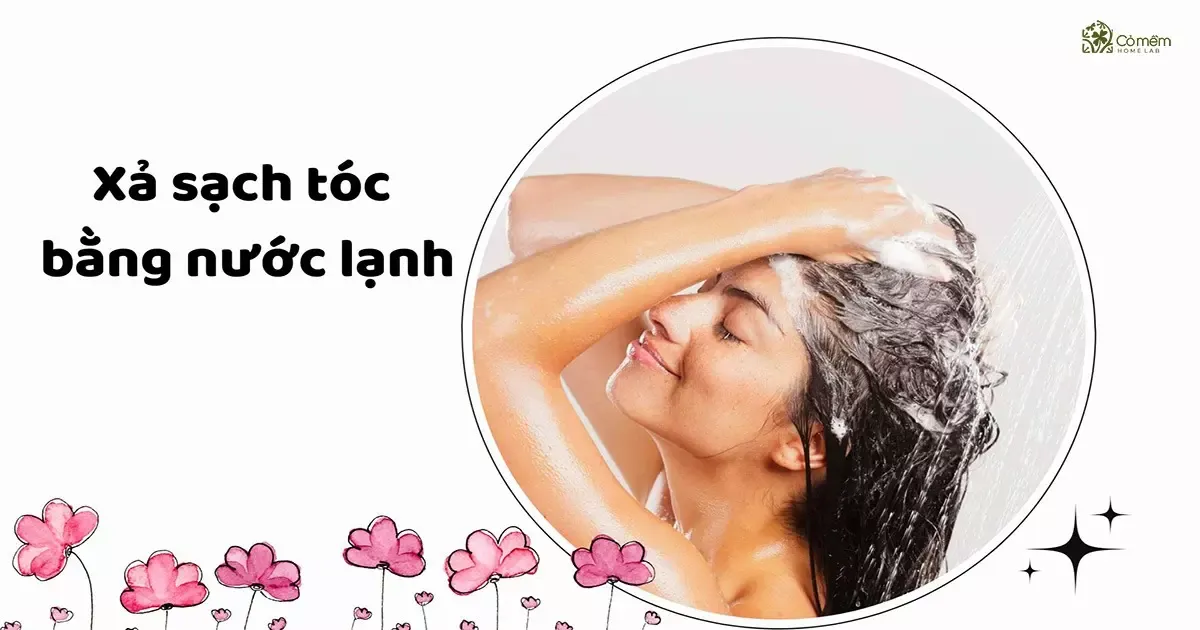 Người phụ nữ đang xả sạch tóc bằng nước lạnh