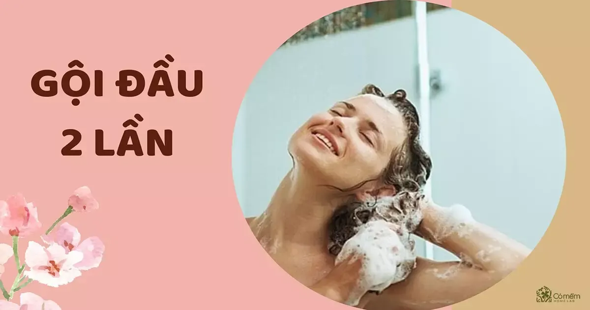 Người phụ nữ đang gội đầu kỹ thuật gội kép
